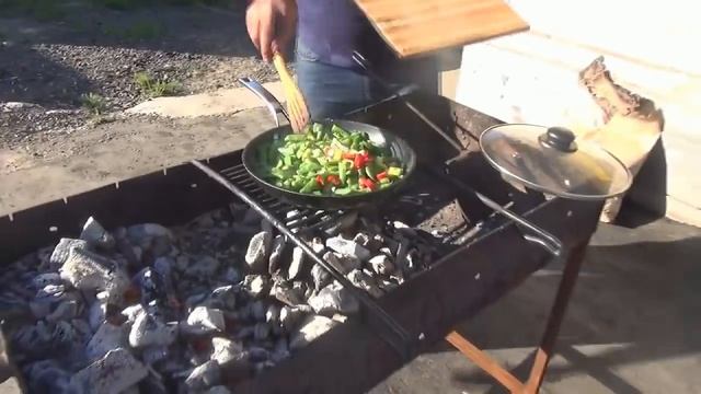 ЦЫПА на мангале с гарниром из свежей фасоли! смотреть онлайн