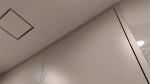 Шкаф над инсталляцией без щелей.