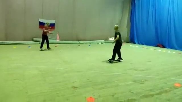 РОЛКРОСС -ФРИСБИ Игровая дисциплина РОЛКРОССа. Фрагмент отработки техники метания диска ФРИСБИ. смотреть онлайн