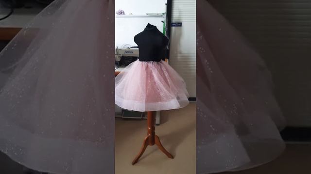 Как сделать юбку ровной с пришитой лентой регилин по низу?! смотреть онлайн