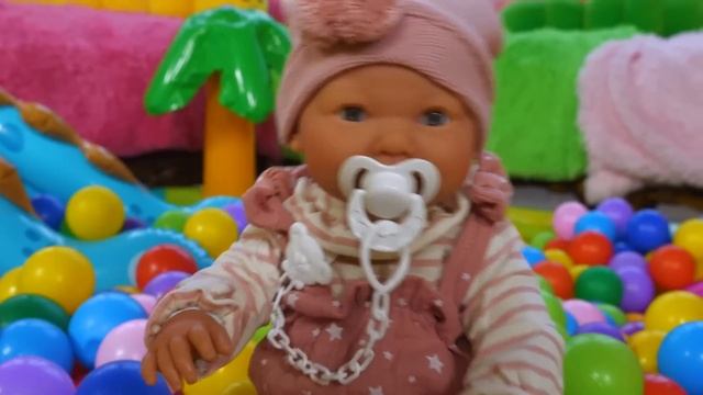 Кукла Беби Анабель распаковывает куклу Мия Мария! Весёлые игры в куклы и дочки матери с Baby Born смотреть онлайн