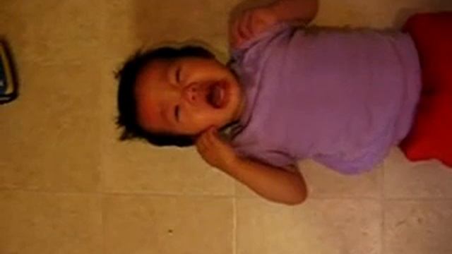 1 летний ребёнок плачет из-за того что у него болит