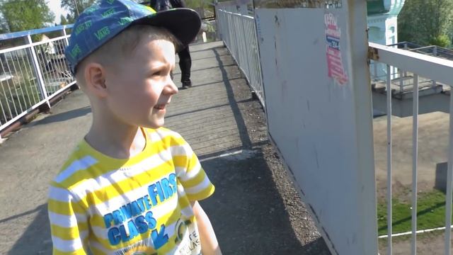 Макс смотрит поезда Видео для детей про поезда и железнодорожный транспорт