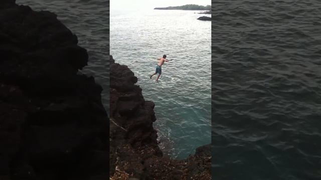 Jumping off 30 Foot cliff (jump off the end of the world) in Kona, Hawaii смотреть онлайн