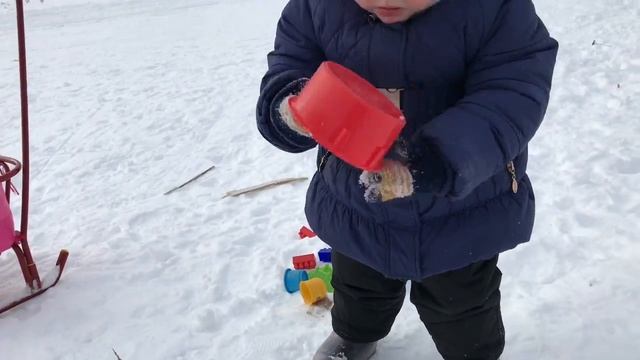 Зимние Забавы. Катаемся На Горке смотреть онлайн