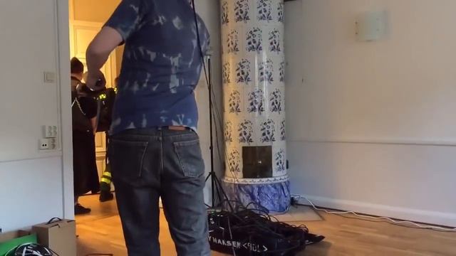 Girl wipes out while playing VR horror game смотреть онлайн
