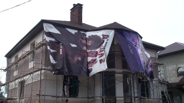 Нанесение камешковой декоративной штукатурки Ceresit CT 174 на фасад дома, финишная отделка фасадов смотреть онлайн