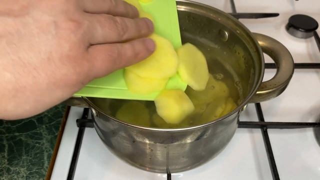 2 ВКУСНЫХ картофельных рецепта. Картошка гармошка и хрустящее картофельное пюре во фритюре смотреть онлайн
