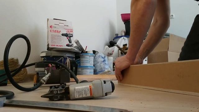 Аккумуляторный мини компрессор в работе. смотреть онлайн