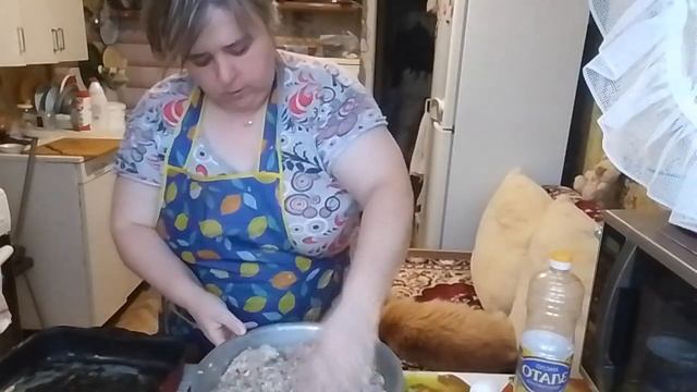 Мясной рулет и тушенные овощи с рисом.