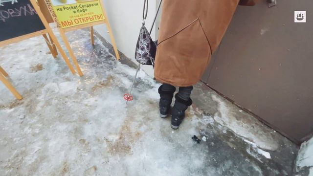 Покалеченные петербуржцы с ужасом выходят из травмпунктов на скользкие тротуары смотреть онлайн