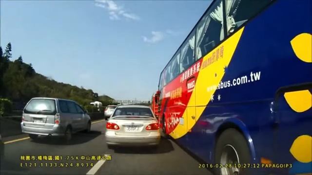 Автобус объехал пробку за пожарной машиной. смотреть онлайн