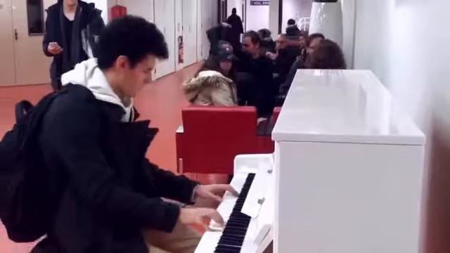 Парень удивил всех в Аэропорту! Играет на пианино 10 мелодий за 3 минуты!