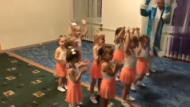 Дед Мороз зажег на танцах!!! смотреть онлайн