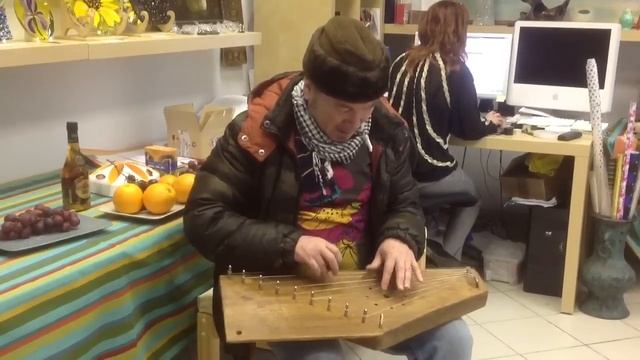 Владимир Бегунов ("Чайф") играет на гуслях. смотреть онлайн