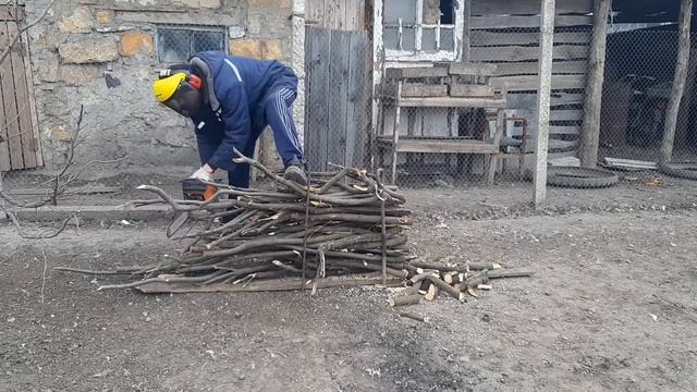 Как быстро распилить дрова бензопилой смотреть онлайн