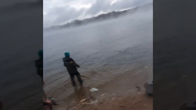 Рыбалка на ☢ АЭС ☢ ☣ вываживание крупной рыбы на поплавочную удочку #рыбалка смотреть онлайн