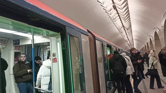 Метропоезд 81-765/766/767 "Москва" 042 на станции метро Кузнецкий мост ТКЛ. смотреть онлайн