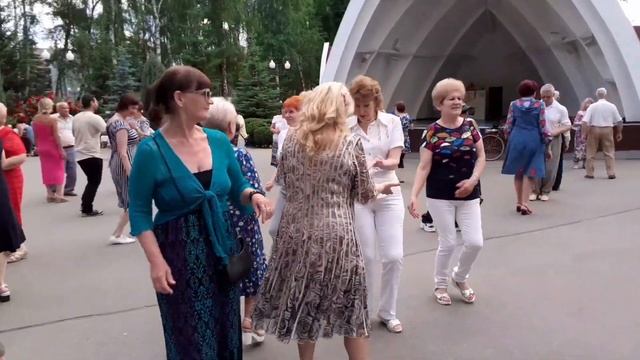 РОЗЫ АЛЫЕ! СЧАСТЛИВЫЕ МОМЕНТЫ ИЗ ПАРКА ГОРЬКОГО ХАРЬКОВ ТАНЦЫ смотреть онлайн