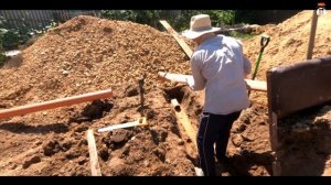 На какую глубину закапывать канализационную трубу?  Дом из газобетона своими руками.