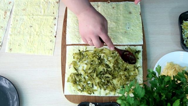 Закуска из лаваша с курицей, сыром и соленым огурцом смотреть онлайн