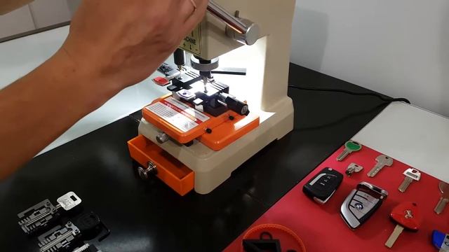 Станок DEFU 998C Видео изготовление перфорированного ключа 4 смотреть онлайн
