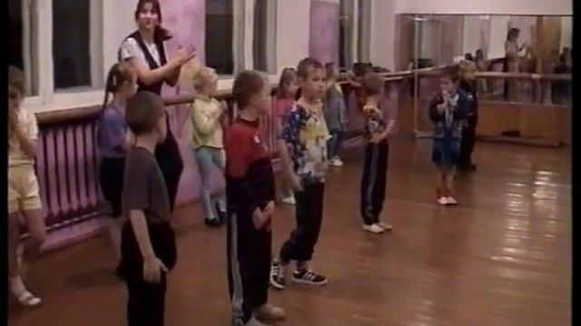 ДК им.Кирова, репетиция младшей танцевальной группы (21.11.2003) смотреть онлайн