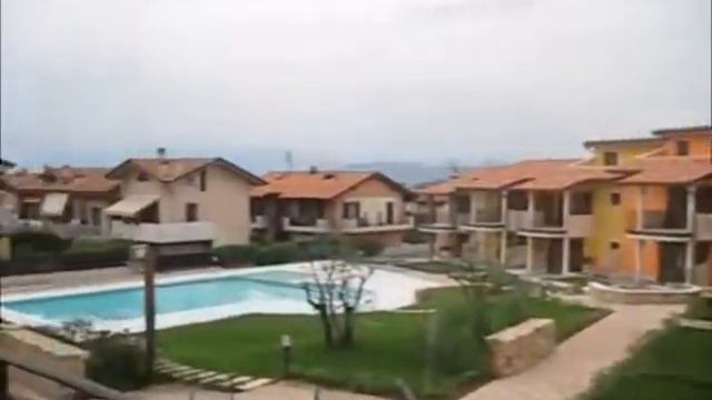 Современный жилой комплекс на озере Гарда в Лацизе. Corte San Andrea смотреть онлайн