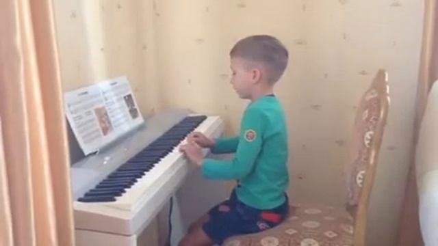 Мартин 5 , 5 лет играет на пианино смотреть онлайн