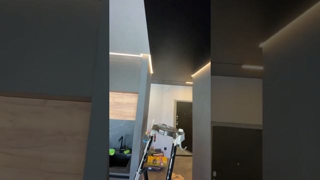 Натяжной потолок в квартире 45 м2. Парящий профиль, магнитные треки, черное полотно. смотреть онлайн