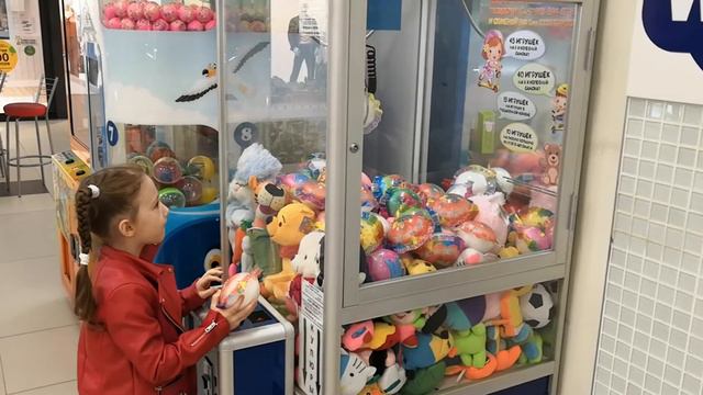 4 из 10! Лесена побеждает АВТОМАТ ХВАТАЙКУ (автомат с игрушками)! смотреть онлайн