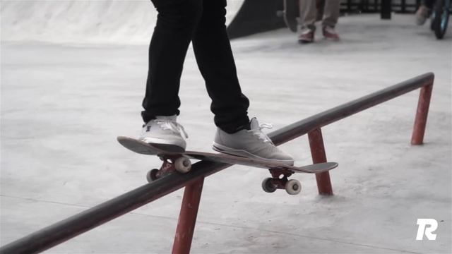 Как сделать фронтсайд фибл грайнд на скейте (How to FS Feeble Grind on a skateboard) смотреть онлайн
