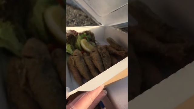 Эта рыба называется сарган у неё не понять где голова а где попа (хвост) и очень маленькие зубки … смотреть онлайн