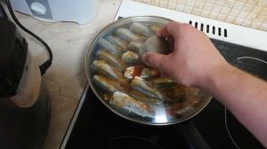 Шпроты из уклейки приготовленные в домашних условиях.
