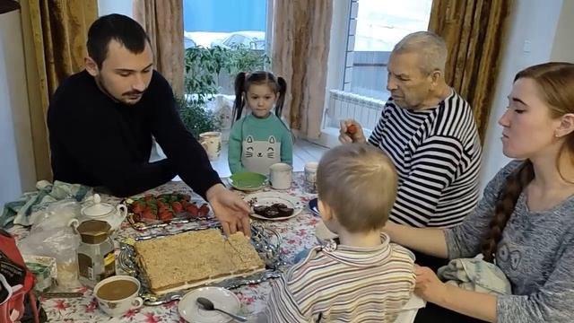 Наконец-то у нас гости! Нам привезли гостинцы! Готовимся к новому году! Жизнь в деревне! смотреть онлайн