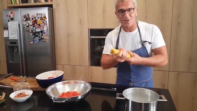 PASTA all'AMATRICIANA con POMODORI FRESCHI | Ricetta facile di Chef Max Mariola смотреть онлайн