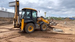 Работа экскаватора-погрузчика JSB3CX SUPER планировка песка благоустройства стройплощадки ООО «АСС»