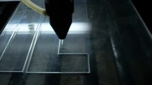 Лазерная резка букв из акрила 10 мм на Лазерно гравировальном комплексе FlatBed смотреть онлайн