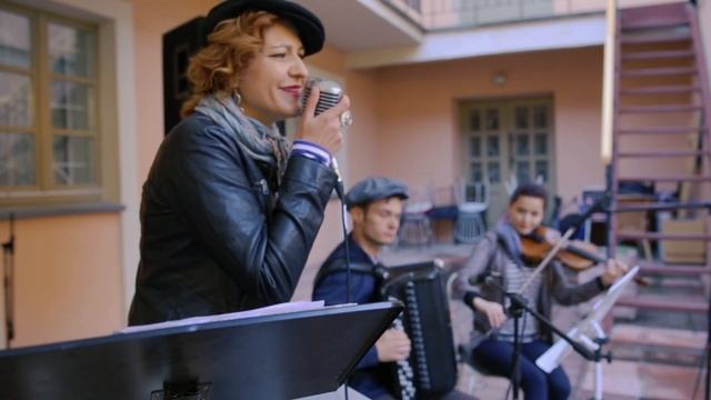 Берта & Баян - Помоги мне смотреть онлайн