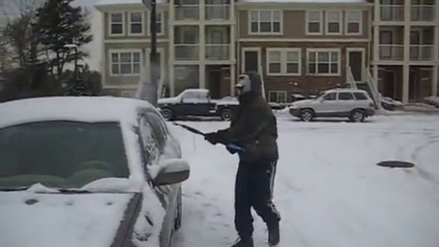 Cleaning snow off of the '05 Infinity Q45 in Plymouth, MI смотреть онлайн