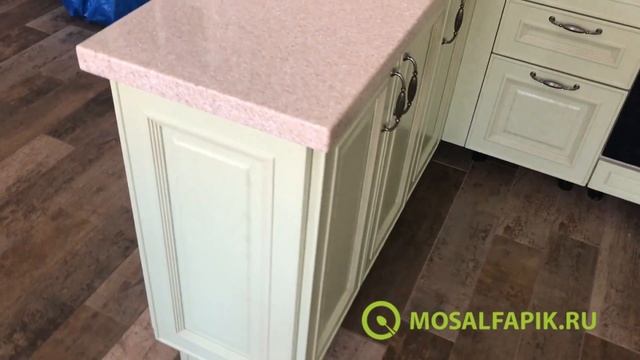 Большая кухня в нежных фисташково-бежевых тонах в таунхаусе. Шикарный фартук смотреть онлайн