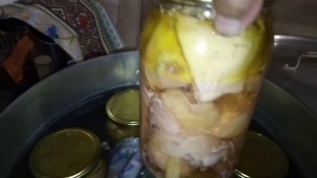 # Тушёнка из курицы в кастрюле..mp4 смотреть онлайн