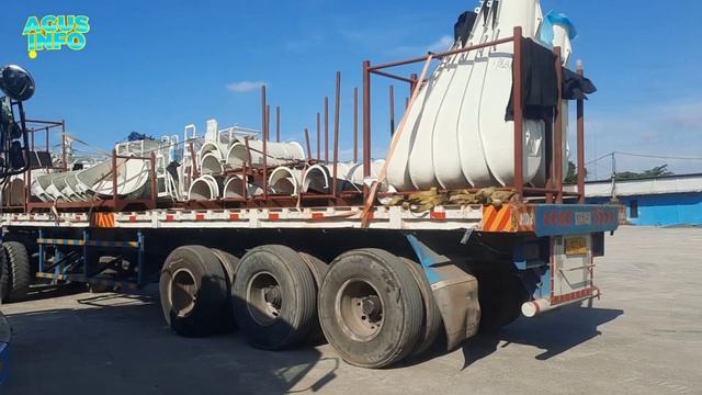 Lifting mixer spare parts onto a Scania truck using a Toyota forklift смотреть онлайн