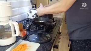 Готовим бюджетный суп из кильки в томатном соусе с фасолью!