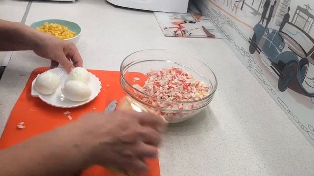 Салат с крабовыми палочками и яблоком смотреть онлайн