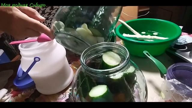 Огурцы солю на зиму - простым, деревенским способом. смотреть онлайн