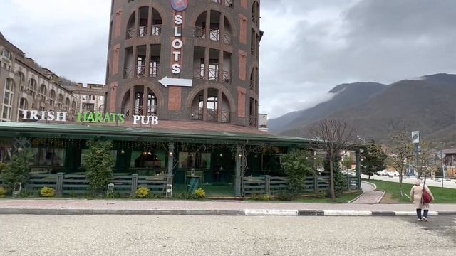 КУРОРТ КРАСНАЯ ПОЛЯНА ВЕСНА 2023 / ТОЛПЫ НАРОДУ / ГОРЫ СОЧИ смотреть онлайн