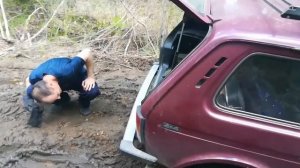 Нива и УАЗ внедорожье вытаскивали ручной лебедкой