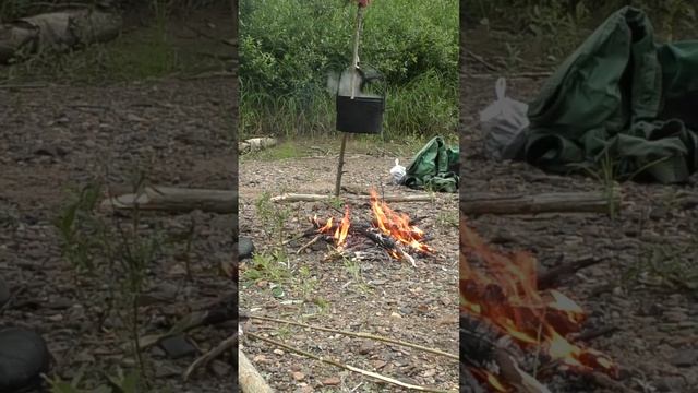 Готовим хариус на рожне, отдых рыбаков #shorts смотреть онлайн