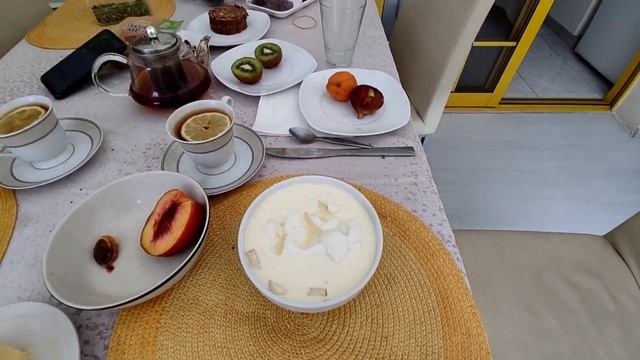 Вкусный завтрак много фруктов! смотреть онлайн